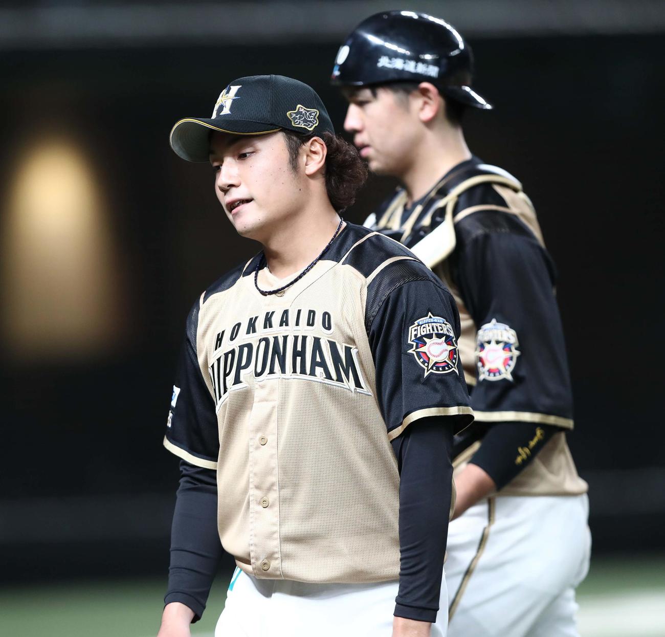西武対日本ハム　6回を投げ終え引き揚げる伊藤（撮影・黒川智章）