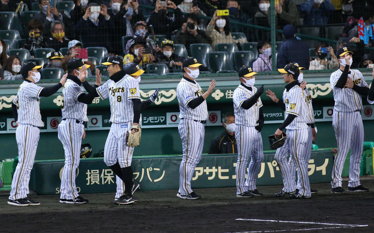 阪神対広島　広島に勝利した阪神矢野監督（左）は佐藤輝（左から3人目）とエアタッチする（撮影・上山淳一）
