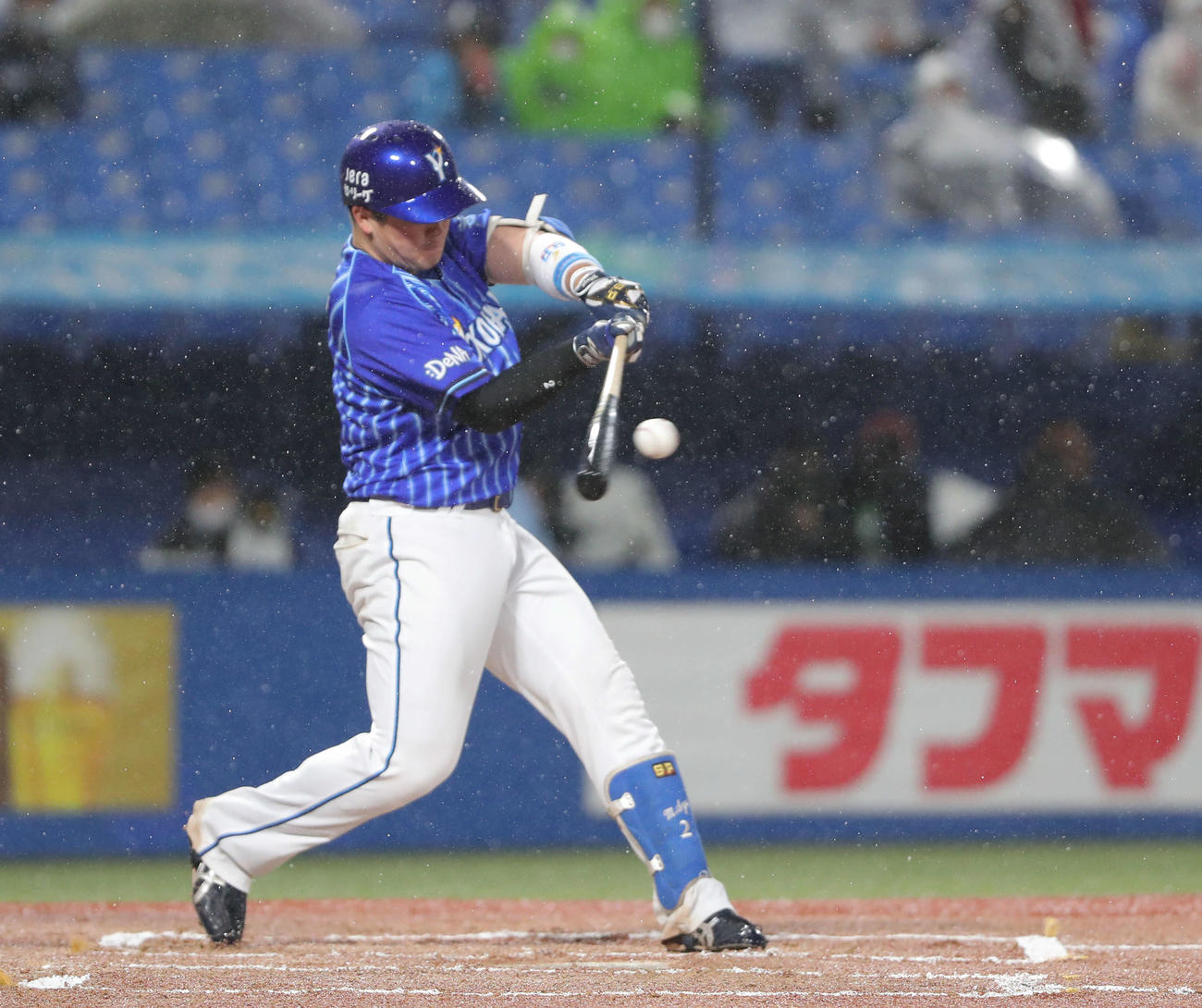 ヤクルト対DeNA 6回表DeNA無死、右越えソロ本塁打を放つ牧（撮影・河田真司）