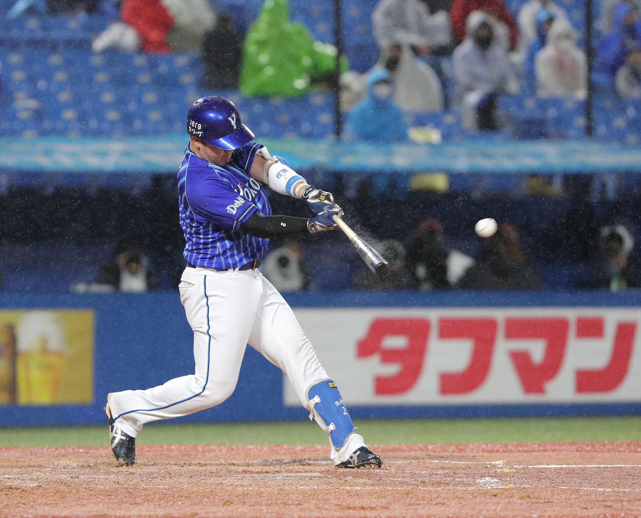 ヤクルト対DeNA 3回表DeNA2死一、二塁、先制の右2点適時二塁打を放つ牧（撮影・河田真司）