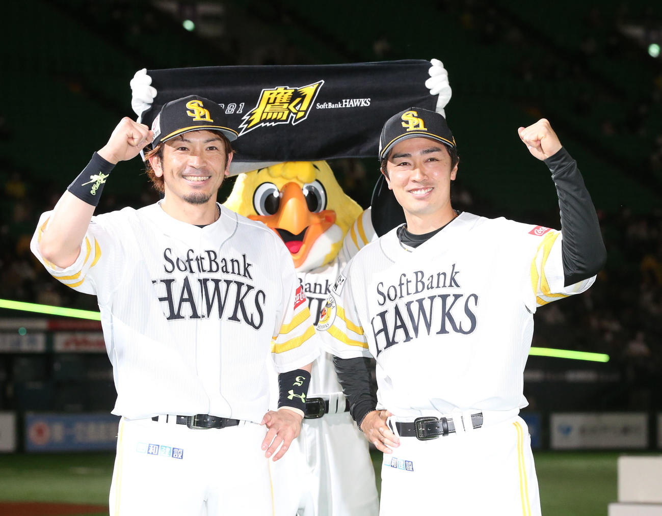 ソフトバンク対オリックス　ヒーローになった松田宣（左）と和田は笑顔でガッツポーズ（撮影・梅根麻紀）