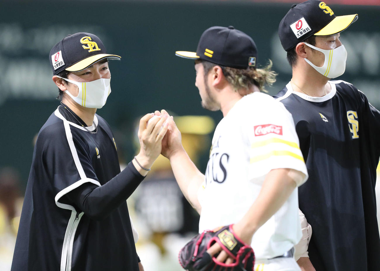 ソフトバンク対オリックス　勝利投手となった和田は森からウイニングボールを渡される（撮影・梅根麻紀）