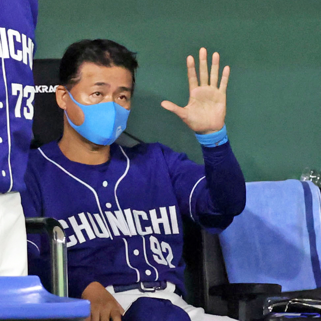 9回表中日無死一塁、平田の二ゴロの判定がリクエストでも覆らず、審判に合図する与田監督（撮影・狩俣裕三）