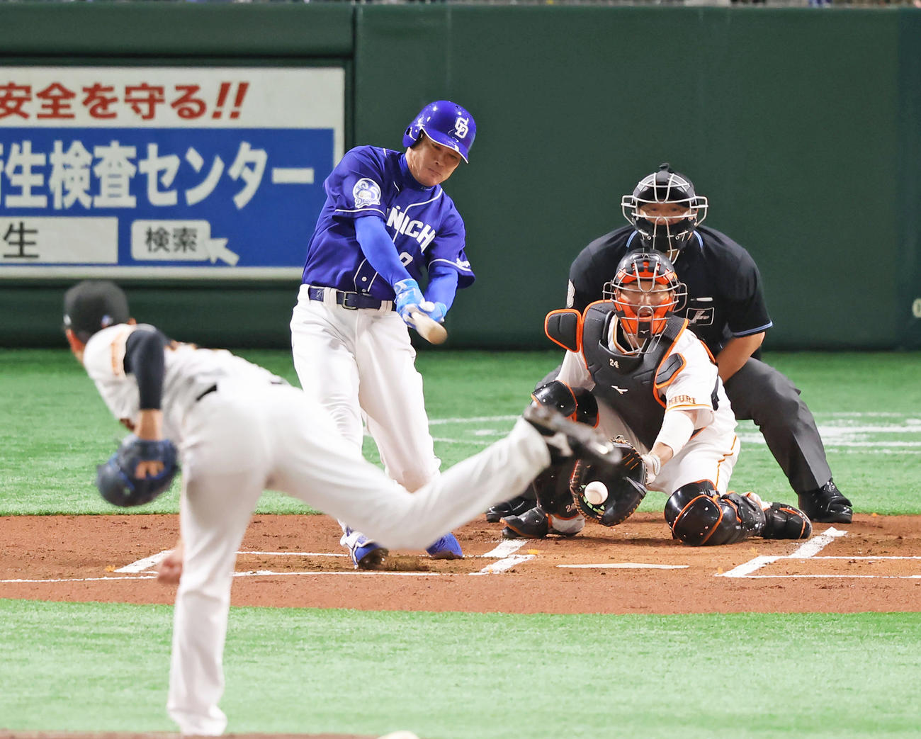 1回表中日無死一塁、空振り三振に倒れる福留。投手畠（撮影・垰建太）