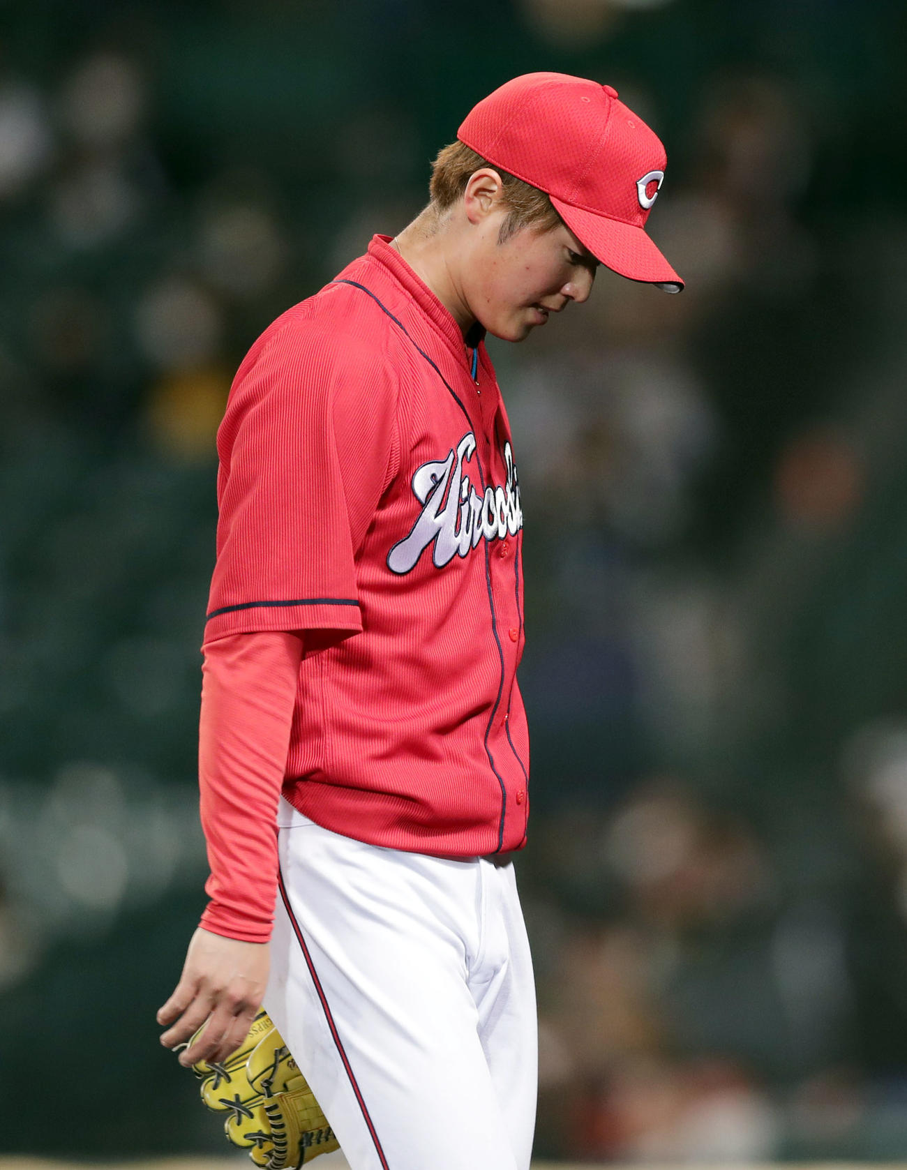 阪神対広島　4回裏を投げ終え、佐藤輝に本塁打を浴びた森下はうつむきながらベンチへ戻る（撮影・前田充）