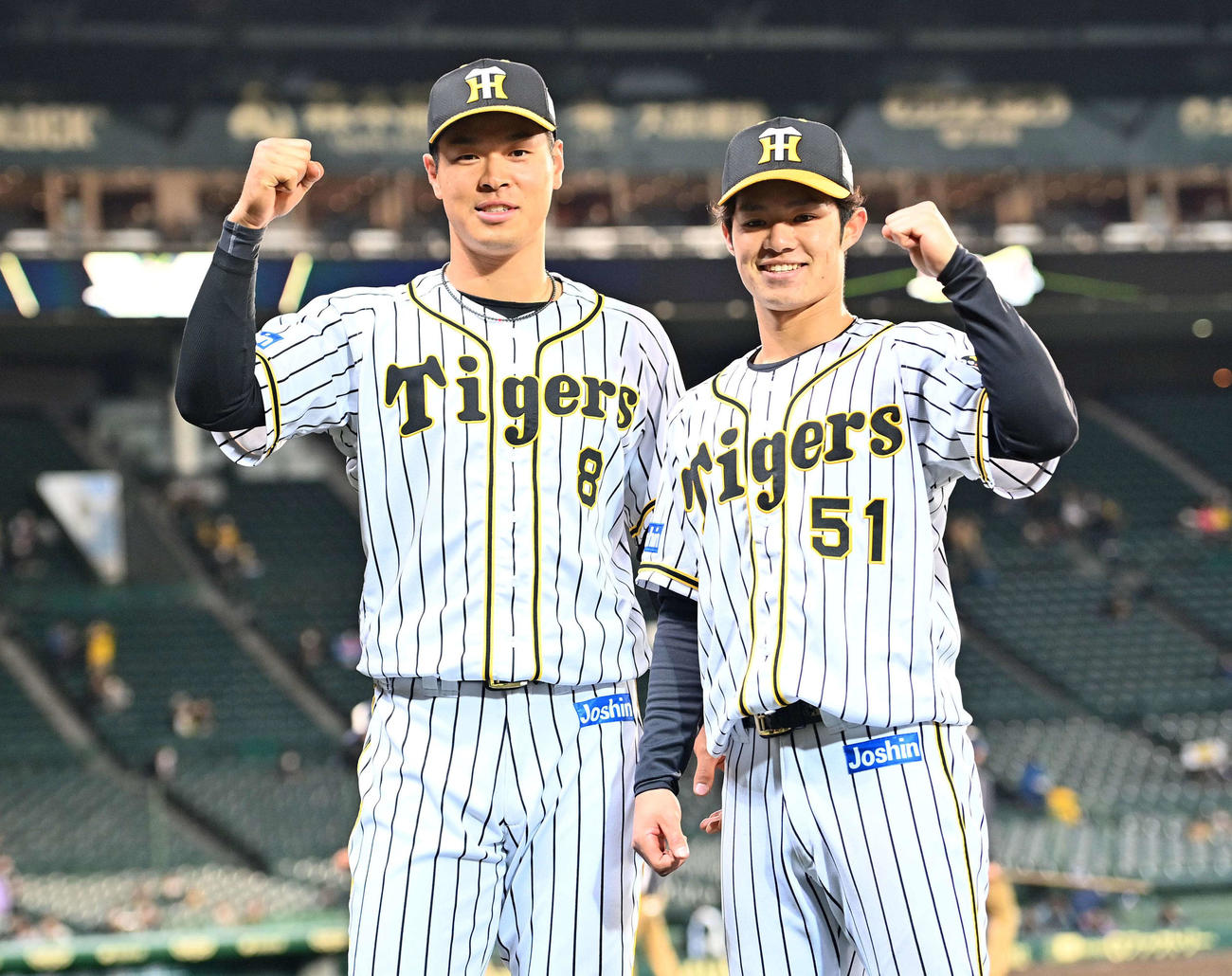 阪神対広島　ベンチ前でガッツポーズする佐藤輝（左）と中野（撮影・上田博志）