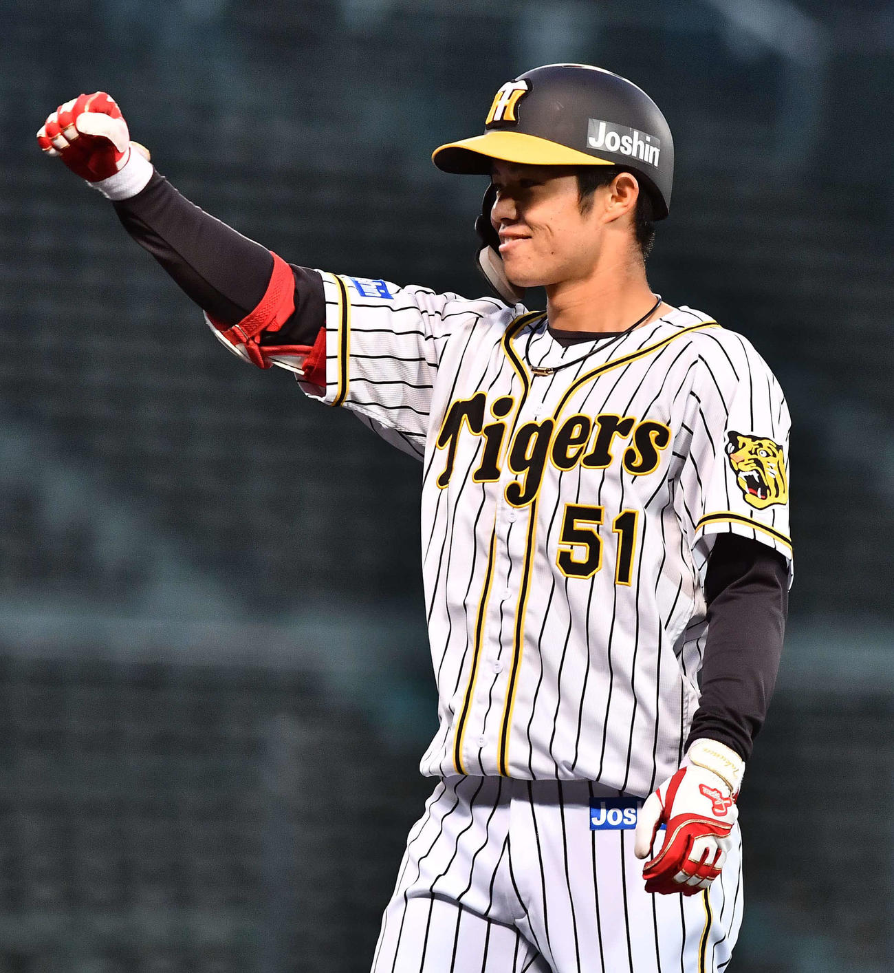 阪神対広島　2回裏阪神2死一、二塁、右前に先制適時打を放った中野はガッツポーズ（撮影・上田博志）