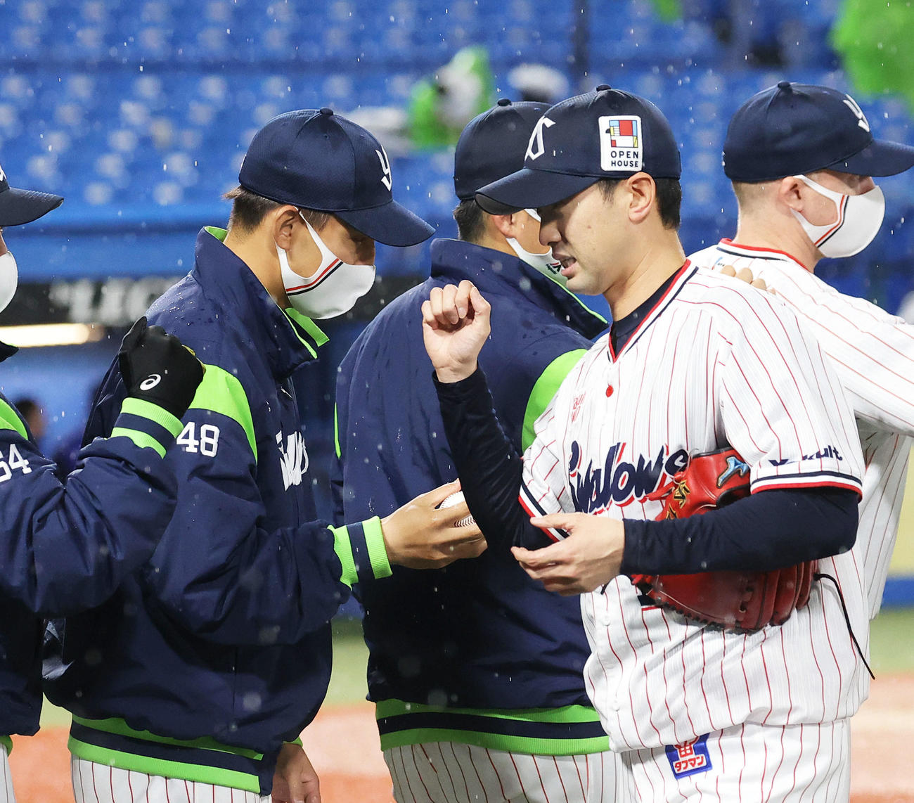 ヤクルト対DeNA DeNAに勝利し、ウイニングボールを石山（右）から受け取る金久保（撮影・河田真司）