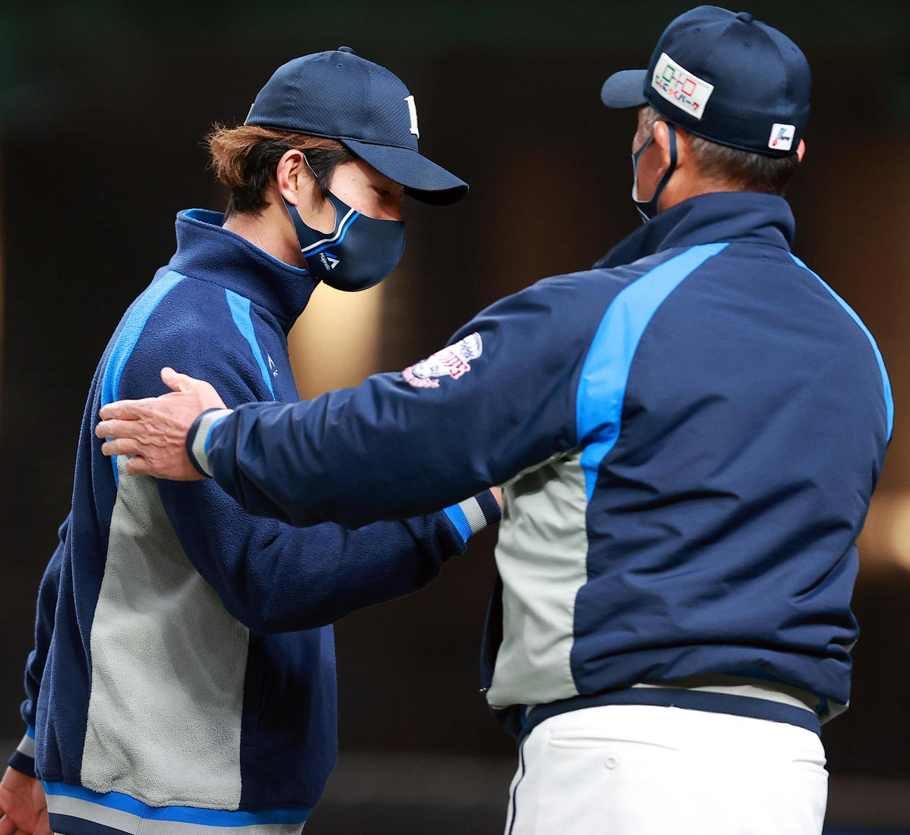 西武対日本ハム　今季初勝利の西武今井（左）は辻監督にねぎらわれる（撮影・浅見桂子）