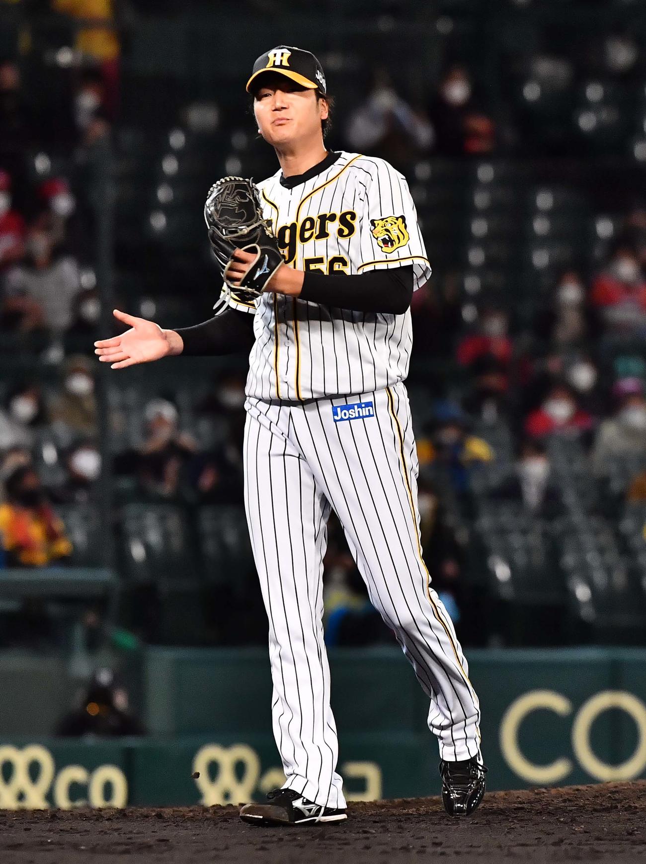 阪神対広島　広島打線を9回1イニングを無失点に抑えグラブを叩く小林（撮影・上田博志）