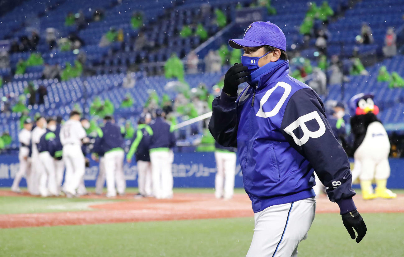 ヤクルト対DeNA　勝利を喜ぶヤクルトを横目に足早に引き揚げるDeNAの三浦監督（撮影・丹羽敏通）