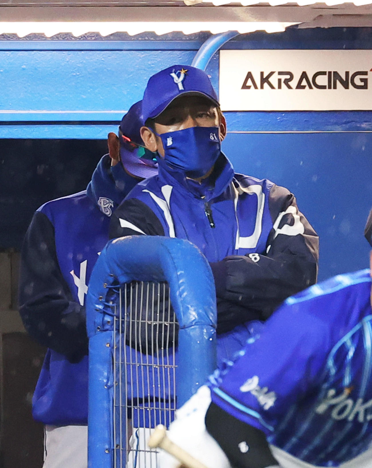 ヤクルト対DeNA 9回表、険しい表情で戦況を見つめるDeNA三浦監督（撮影・河田真司）