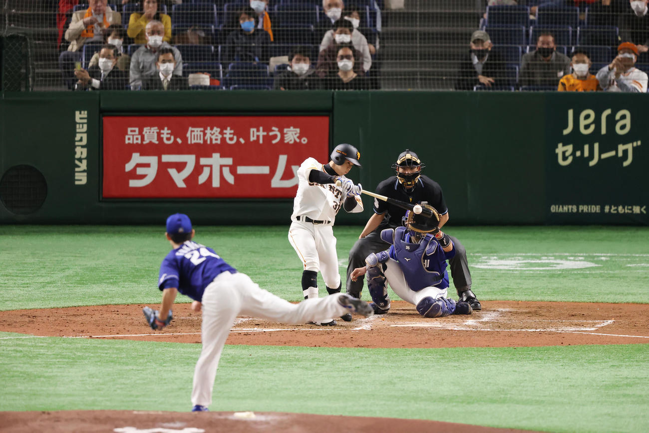巨人対中日　2回裏巨人2死二、三塁、中前適時打を放つ松原。投手福谷（撮影・垰建太）
