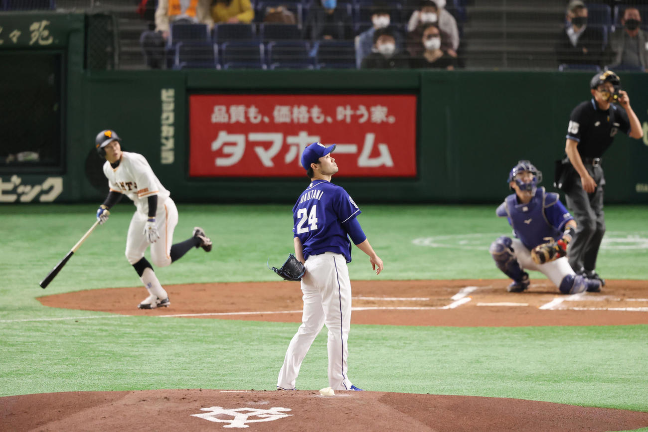 巨人対中日　1回裏巨人無死、松原に先頭打者本塁打を浴びる福谷（撮影・垰建太）