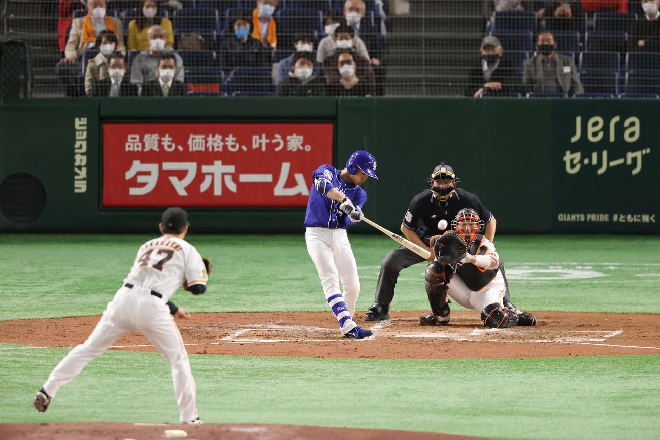 巨人対中日　2回表中日1死満塁、左犠飛を放つ根尾。投手高橋（撮影・垰建太）