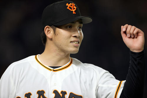 巨人対中日　8回表を抑え、チームメートにあいさつする高橋（撮影・狩俣裕三）