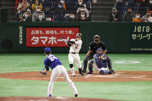 巨人対中日　2回裏巨人2死二、三塁、中前適時打を放つ松原。投手福谷（撮影・垰建太）
