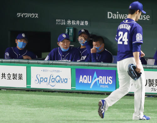 巨人対中日　3回裏の登板を終え追加点を喫した中日先発の福谷（右）を横目に水を口に含む与田監督（左から3人目）（撮影・垰建太）