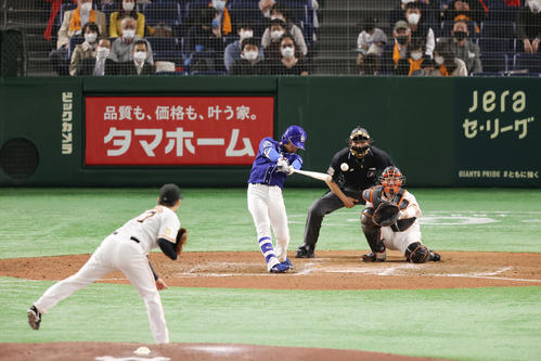 巨人対中日　7回表中日1死、中前打を放つ根尾。投手高橋（撮影・垰建太）