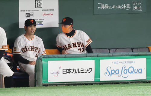 巨人対中日　7回表の登板を終えた巨人先発の高橋（左）に声をかける桑田投手チーフコーチ補佐（撮影・垰建太）