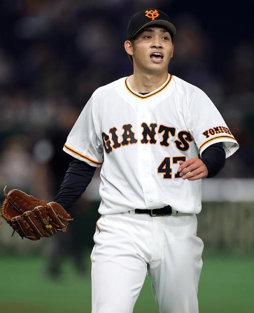 巨人対中日　8回表中日2死、福田を三ゴロに打ち取り、ほえながらベンチに戻る高橋（撮影・狩俣裕三）