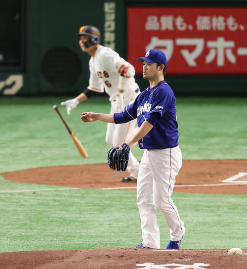 巨人対中日　1回裏巨人無死、坂本勇（左）に二塁打を許す福谷（撮影・垰建太）