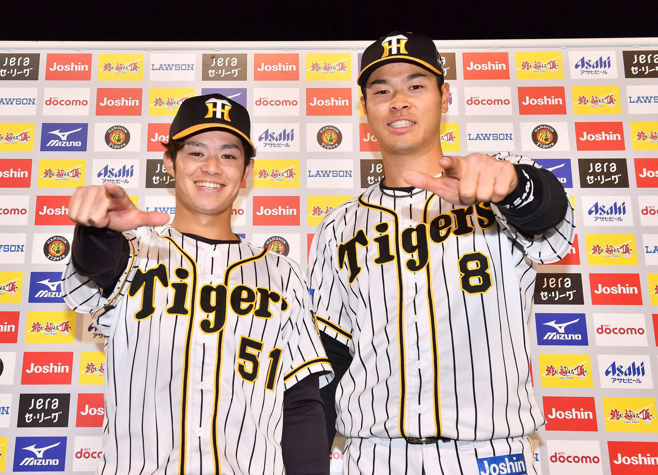 阪神対広島　甲子園での初ヒーローインタビューでZポーズを披露する中野（左）と佐藤輝（撮影・上田博志）