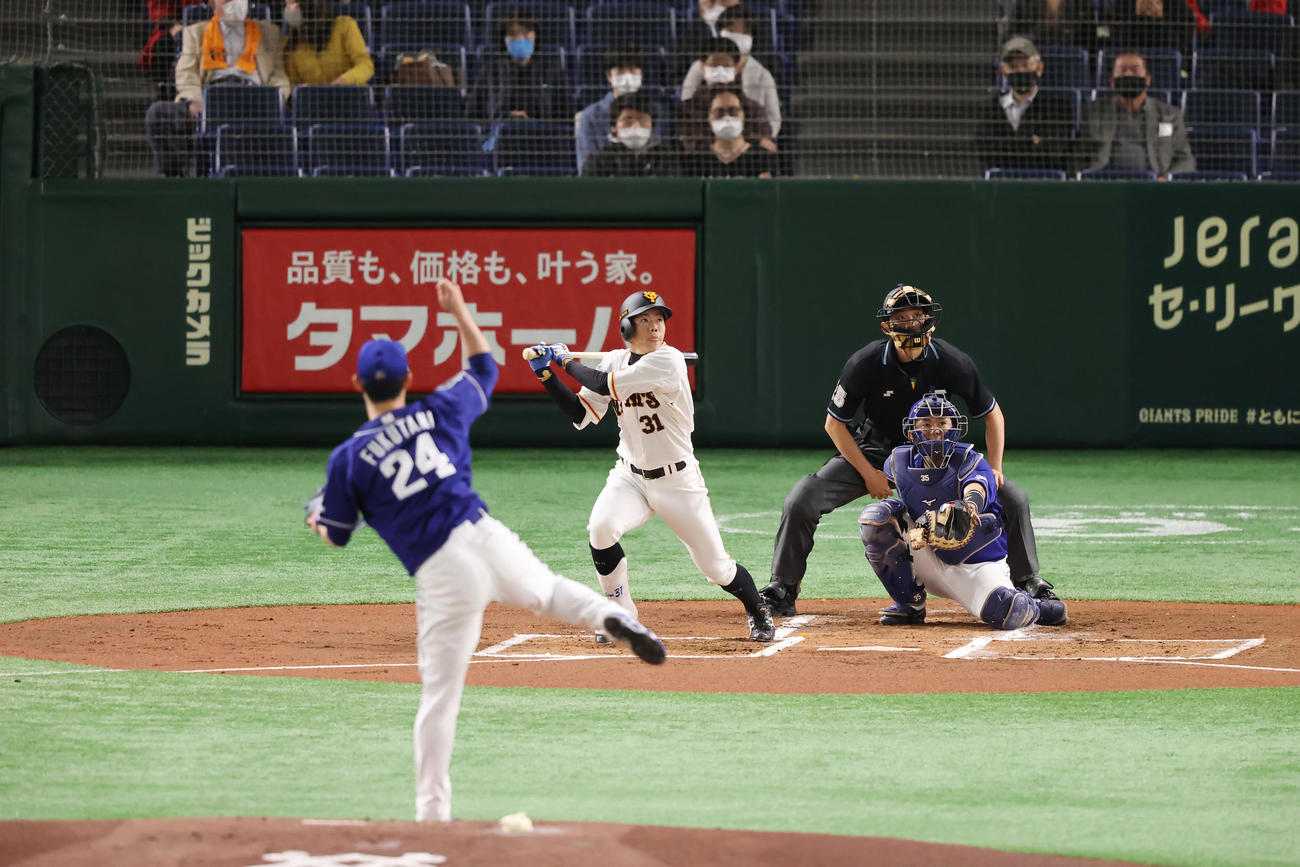 巨人対中日　1回裏巨人無死、先頭打者本塁打を放つ松原。投手福谷（撮影・垰建太）