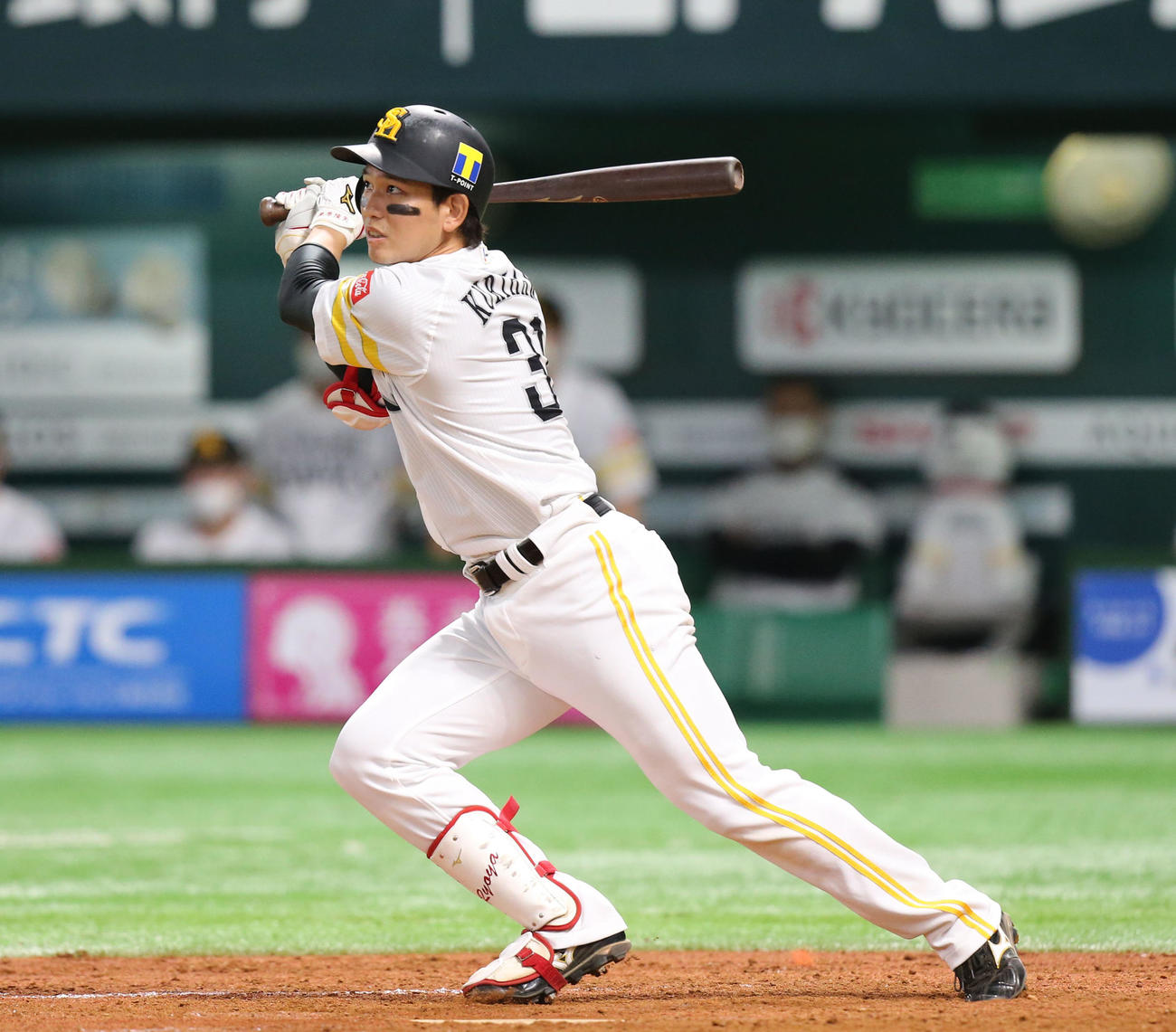 ソフトバンク対オリックス　5回裏ソフトバンク1死二・三塁、栗原陵矢は中越えに逆転2点適時二塁打を放つ（撮影・屋方直哉）