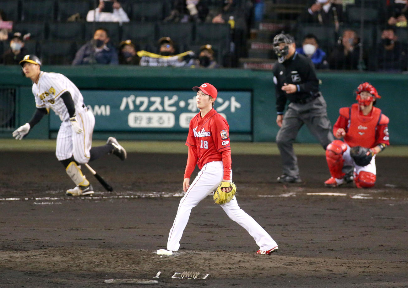 阪神対広島　4回裏阪神無死一塁、森下（手前）は佐藤輝に右越え2点本塁打を浴びる（撮影・上山淳一）