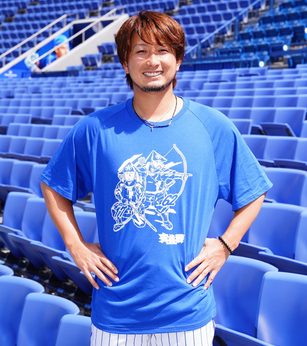 DeNAが5月25～27日のオリックス戦と6月1～3日ソフトバンク戦（ともに横浜）で配布する戦国Tシャツを着る三嶋（球団提供）
