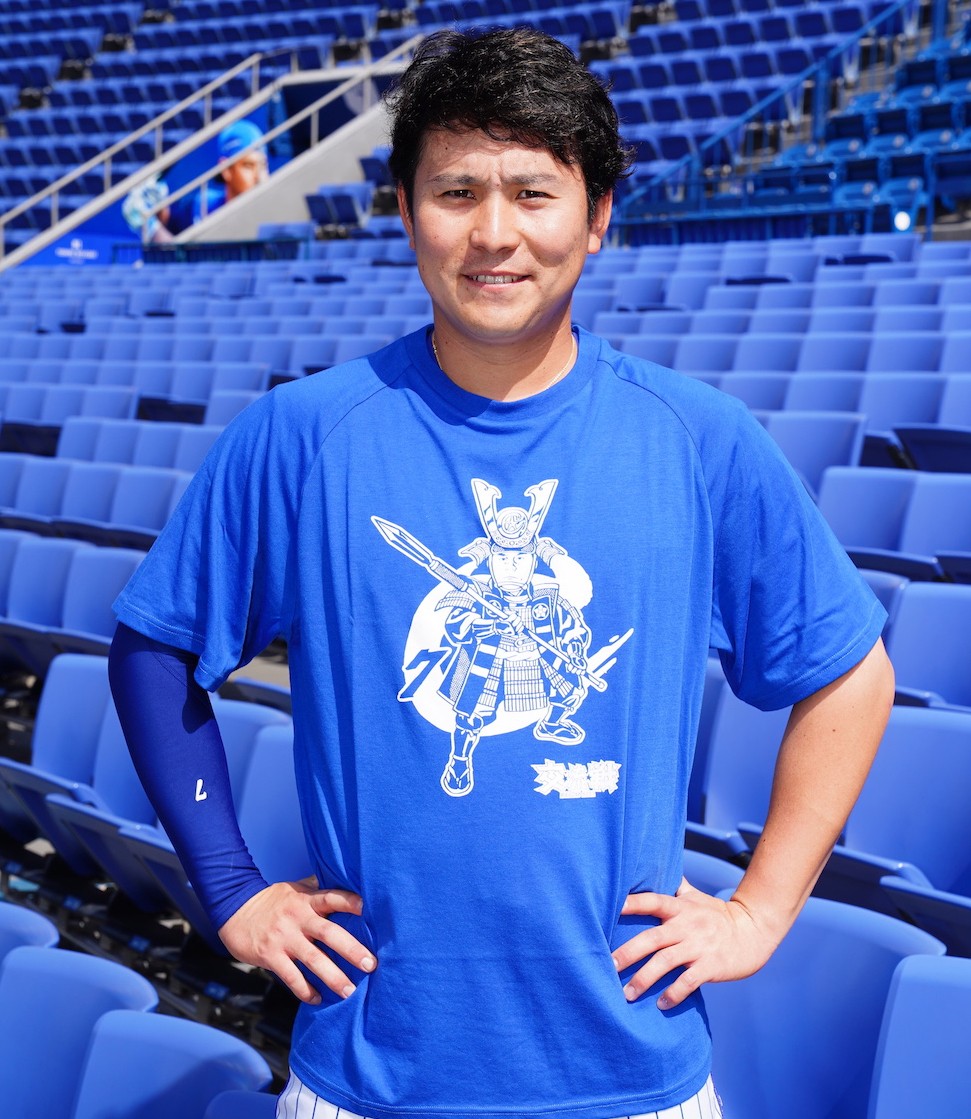 DeNAが5月25～27日のオリックス戦と6月1～3日ソフトバンク戦（ともに横浜）で配布する戦国Tシャツを着る佐野（球団提供）