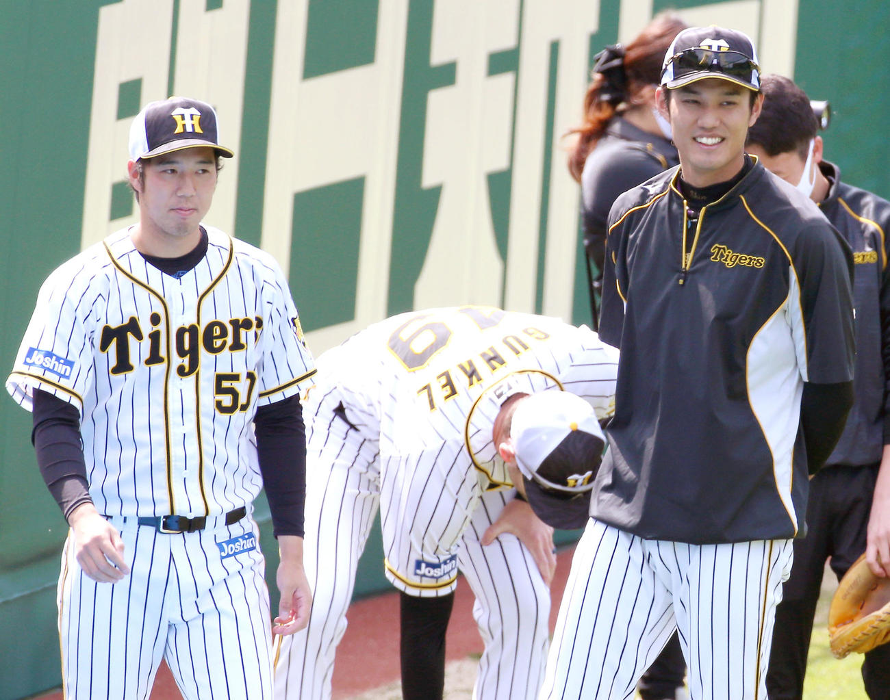 阪神対広島　試合前の練習でリラックスした表情を見せる青柳（左）と藤浪（撮影・上山淳一）