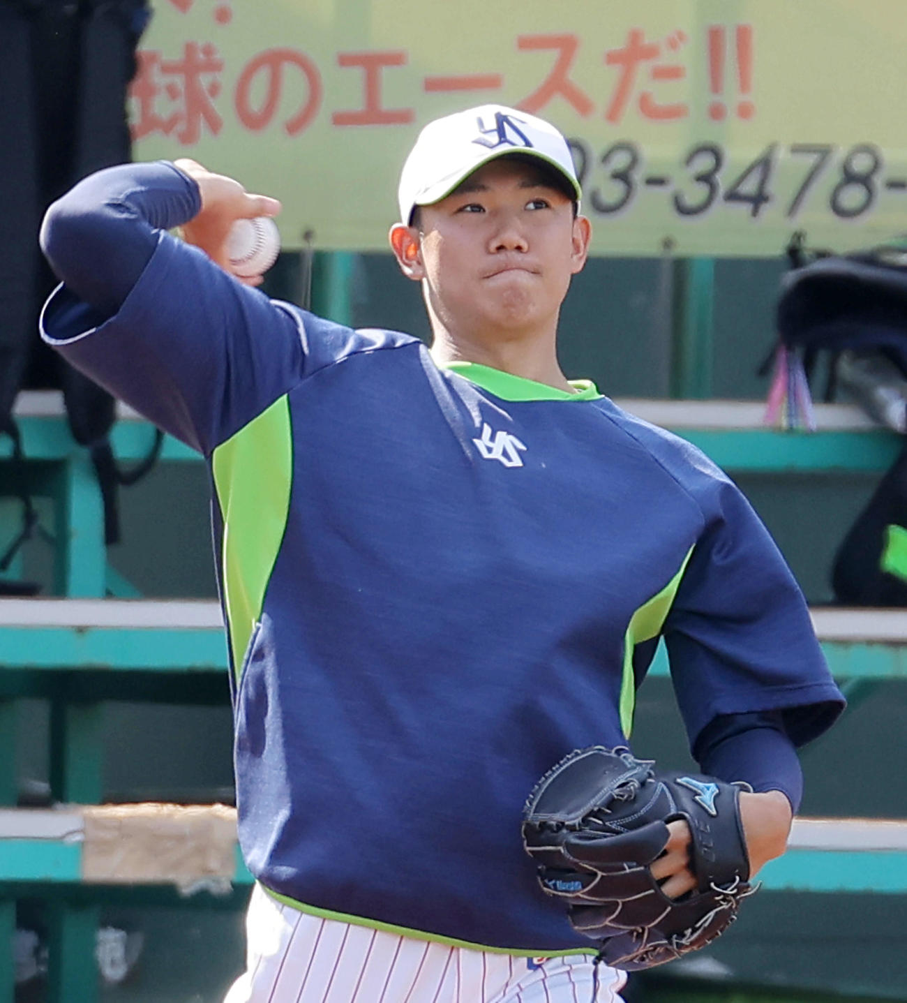 ヤクルト対DeNA　試合前、キャッチボールするヤクルト奥川（撮影・河田真司）