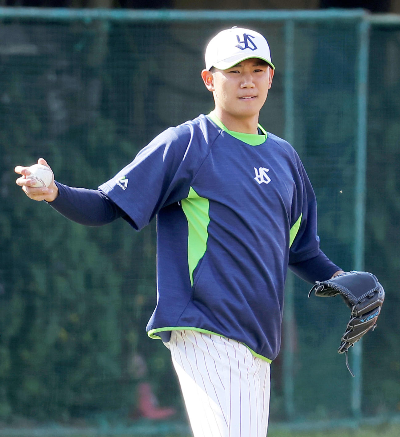 ヤクルト対DeNA　試合前、キャッチボールするヤクルト奥川（撮影・河田真司）