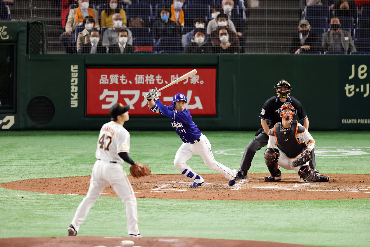 巨人対中日　2回表中日1死満塁、左犠飛を放つ根尾。投手高橋（撮影・垰建太）