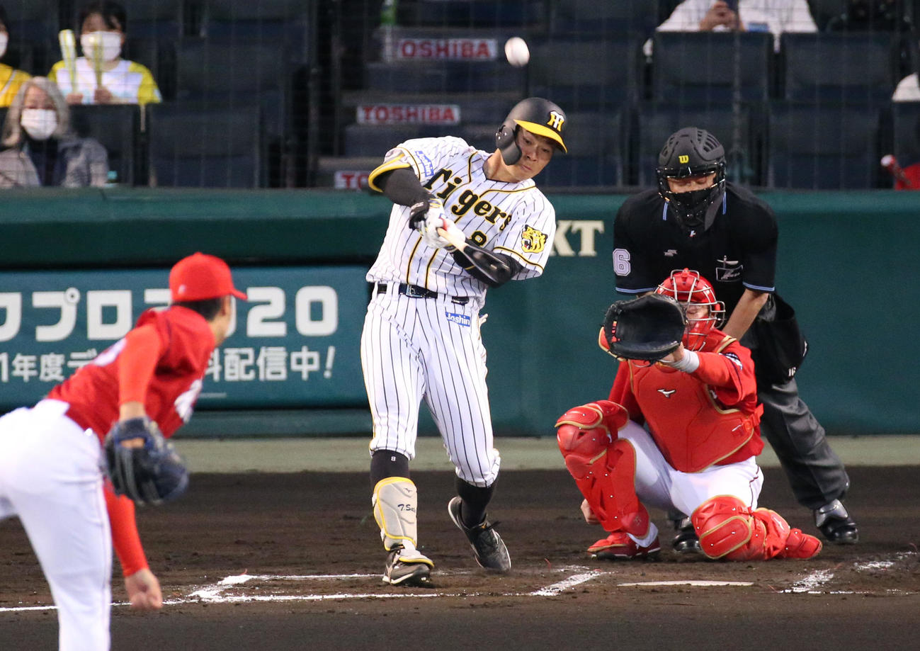 阪神対広島　2回裏阪神無死、佐藤輝は右へ二塁打を放つ（撮影・上山淳一）