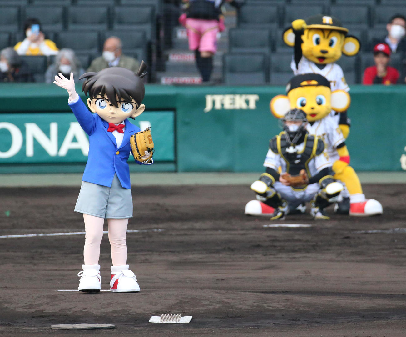 阪神対広島　ファーストピッチする江戸川コナン君（撮影・上山淳一）