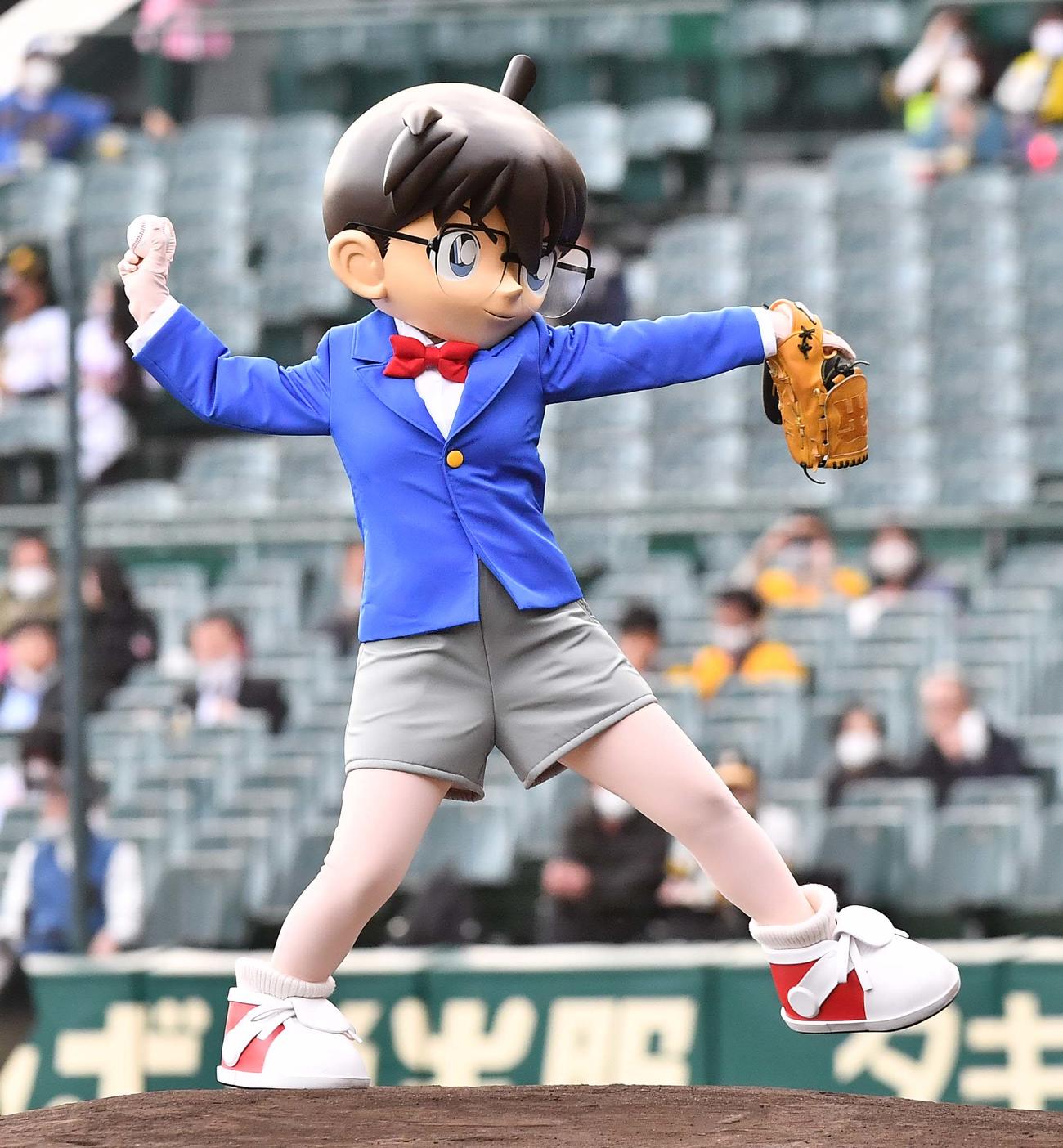 阪神対広島　ファーストピッチセレモニーをつとめたコナンくん（撮影・上田博志）