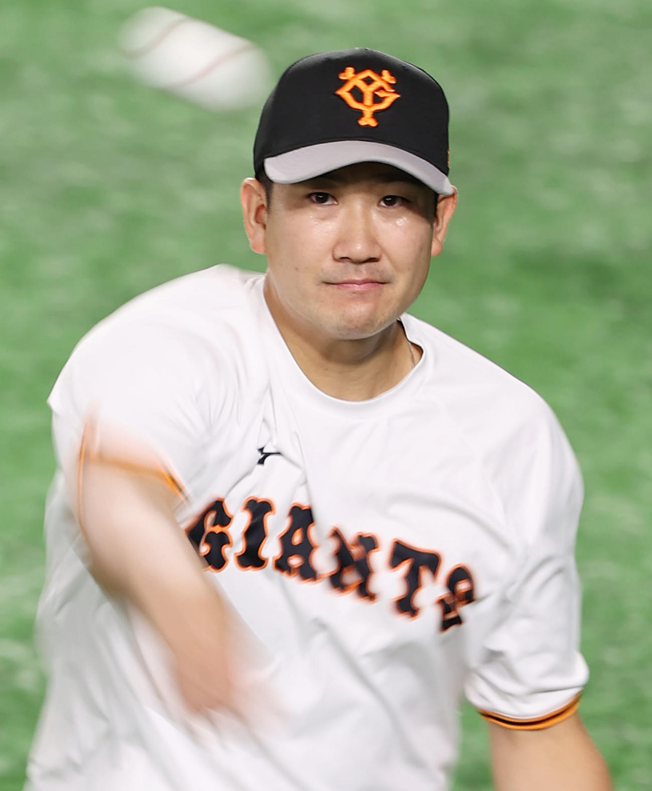 巨人対中日　試合前、投球練習を行う巨人菅野（撮影・垰建太）