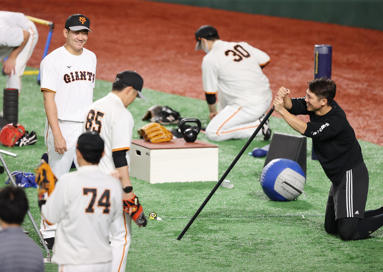 巨人対中日　試合前、笑顔で言葉を交わす巨人菅野（左）と坂本勇（右）（撮影・垰建太）