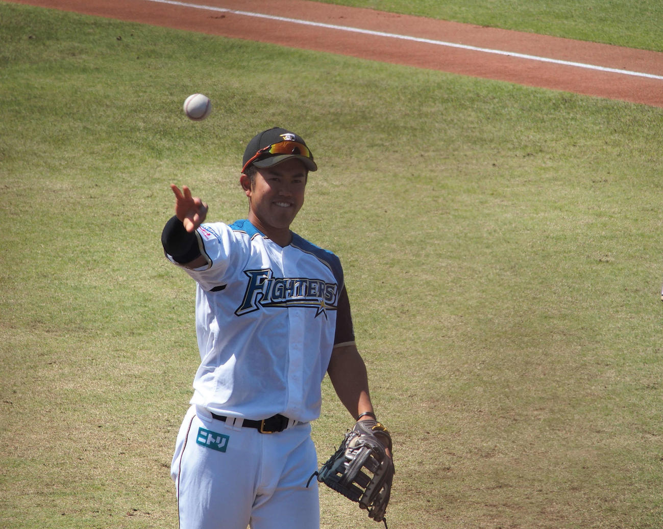 試合前のキャッチボールで笑顔を見せる日本ハム今川（撮影・中島宙恵）