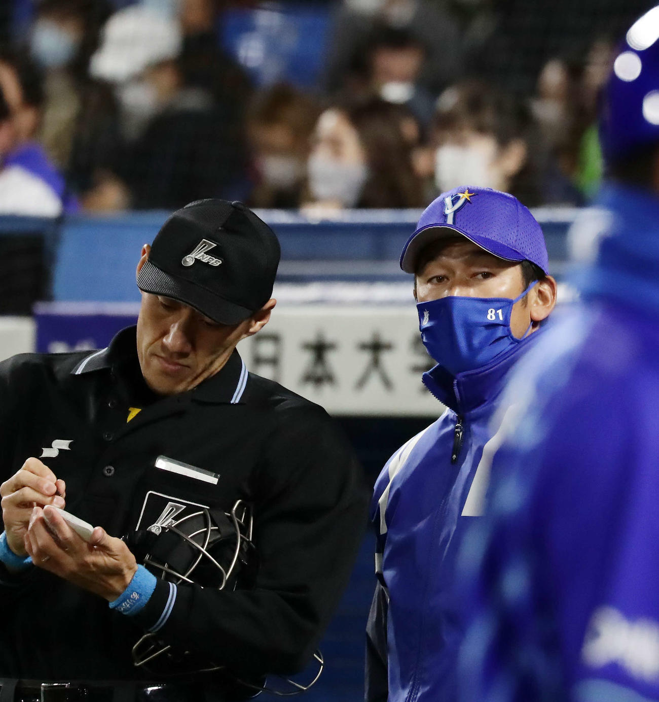 ヤクルト対DeNA 8回、選手の交代を告げるDeNAの三浦監督（撮影・丹羽敏通）
