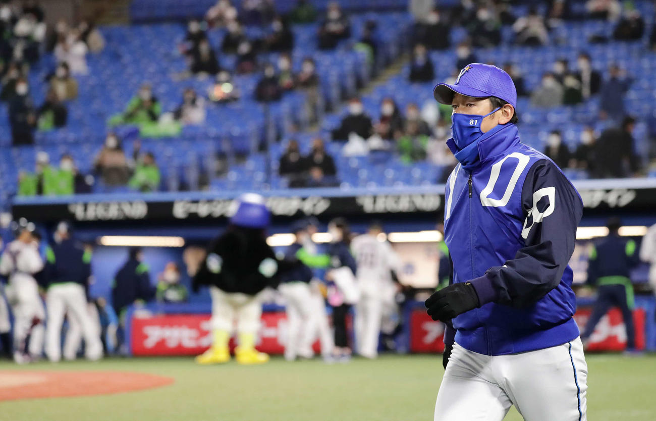ヤクルト対DeNA　ヤクルトに3タテを喫して6連敗となって引き揚げるDeNAの三浦監督（撮影・丹羽敏通）