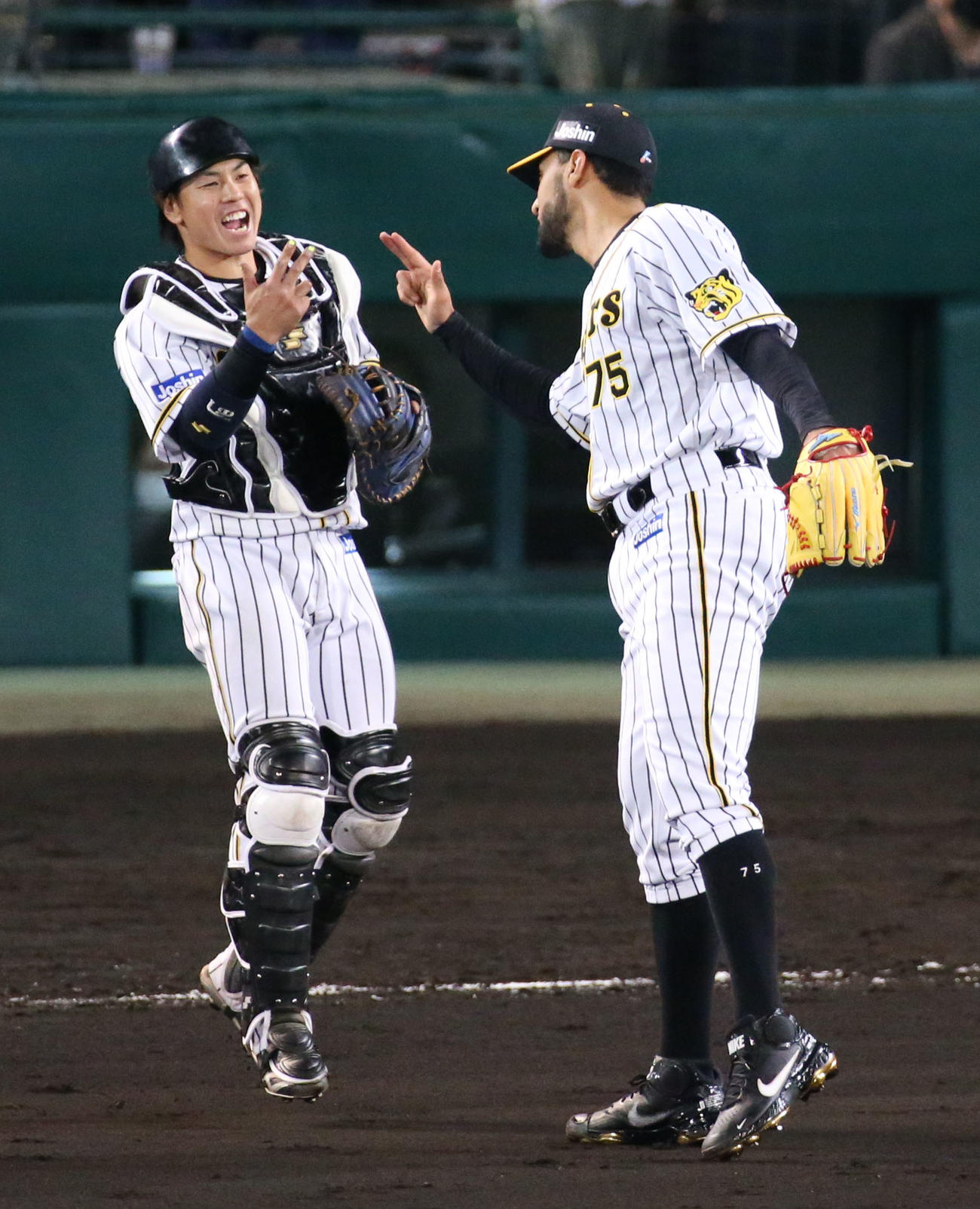 阪神対広島　試合を締め笑顔で捕手梅野とポーズを決めるスアレス（撮影・上山淳一）