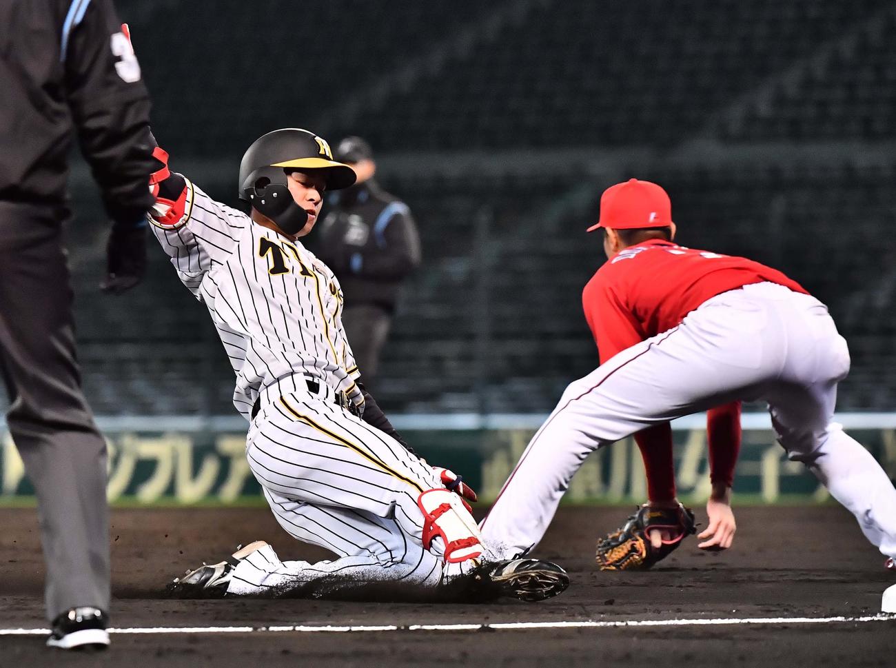 阪神対広島　4回裏阪神1死、右翼線への打球で三塁に滑り込む中野（撮影・上田博志）