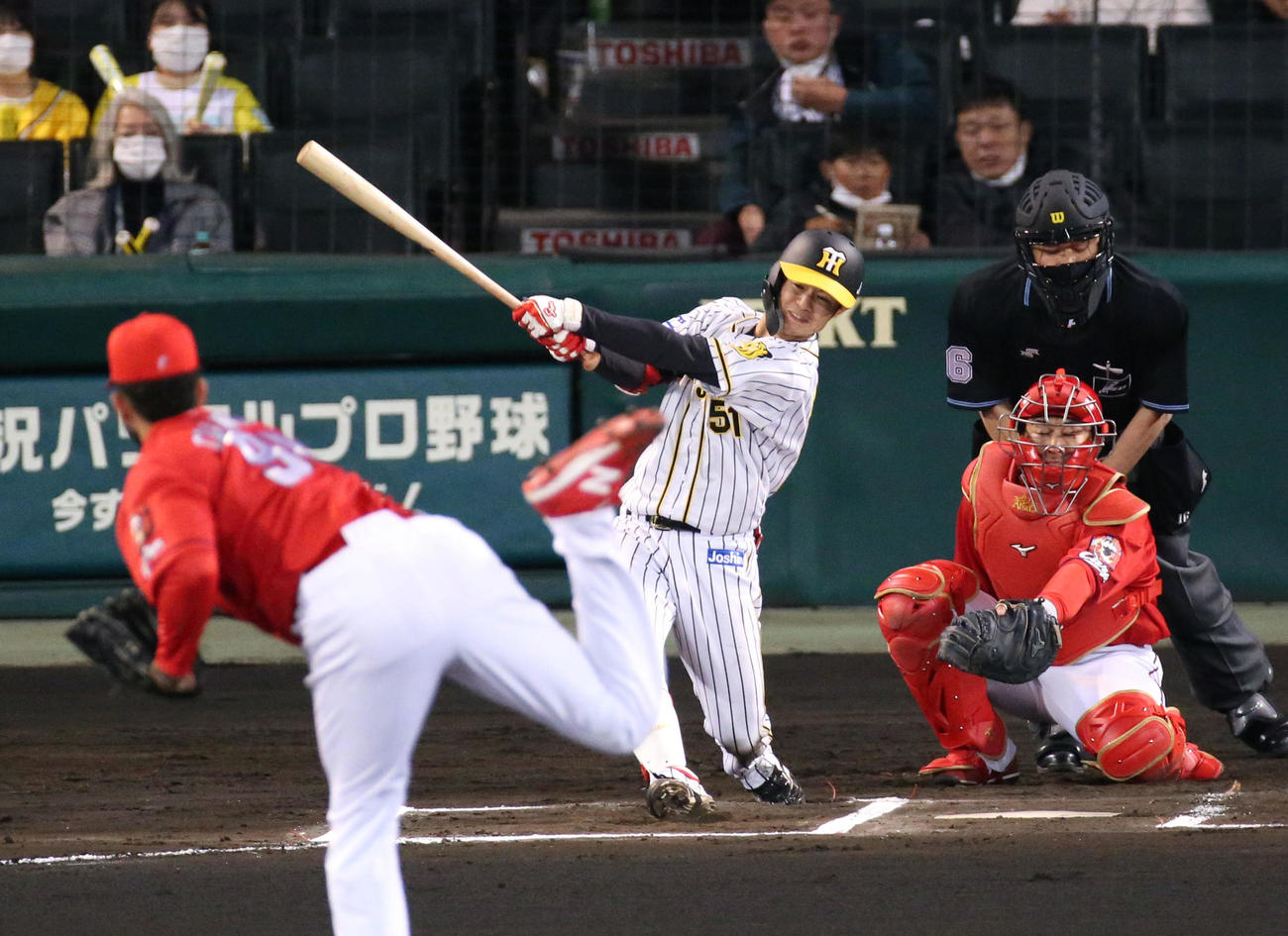 阪神対広島　6回裏阪神1死、中野は右へ二塁打を放つ（撮影・上山淳一）