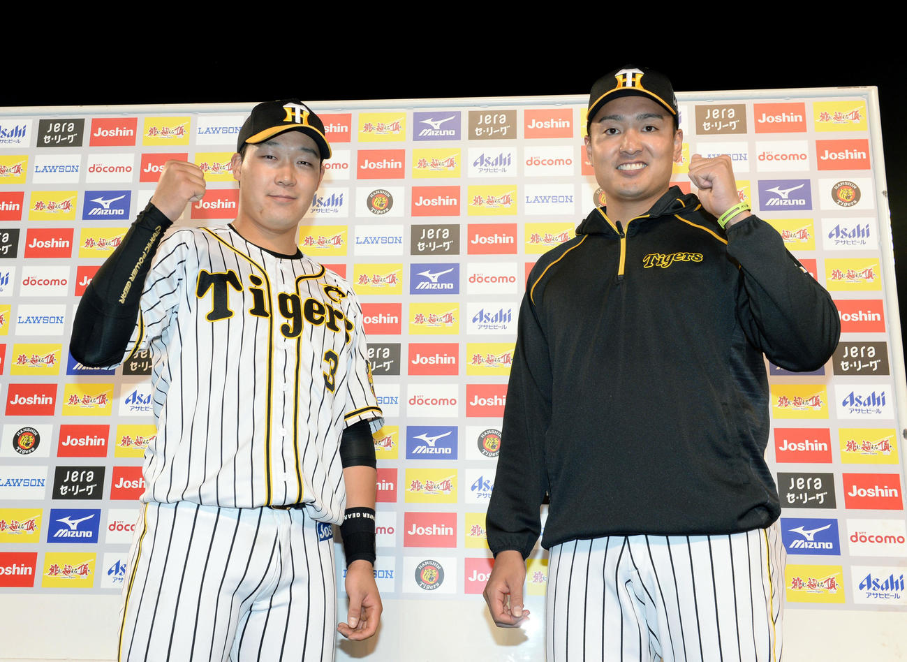 阪神対広島　ヒーローインタビューでポーズをとる大山（左）と秋山（代表撮影）