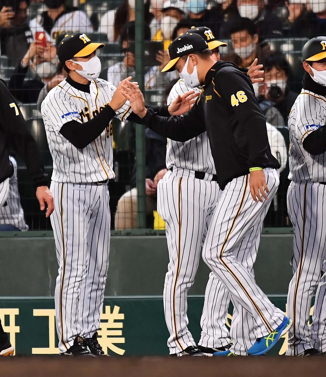 阪神対広島　2勝目をあげた秋山拓巳（右）とエアタッチする矢野燿大監督（撮影・上田博志）