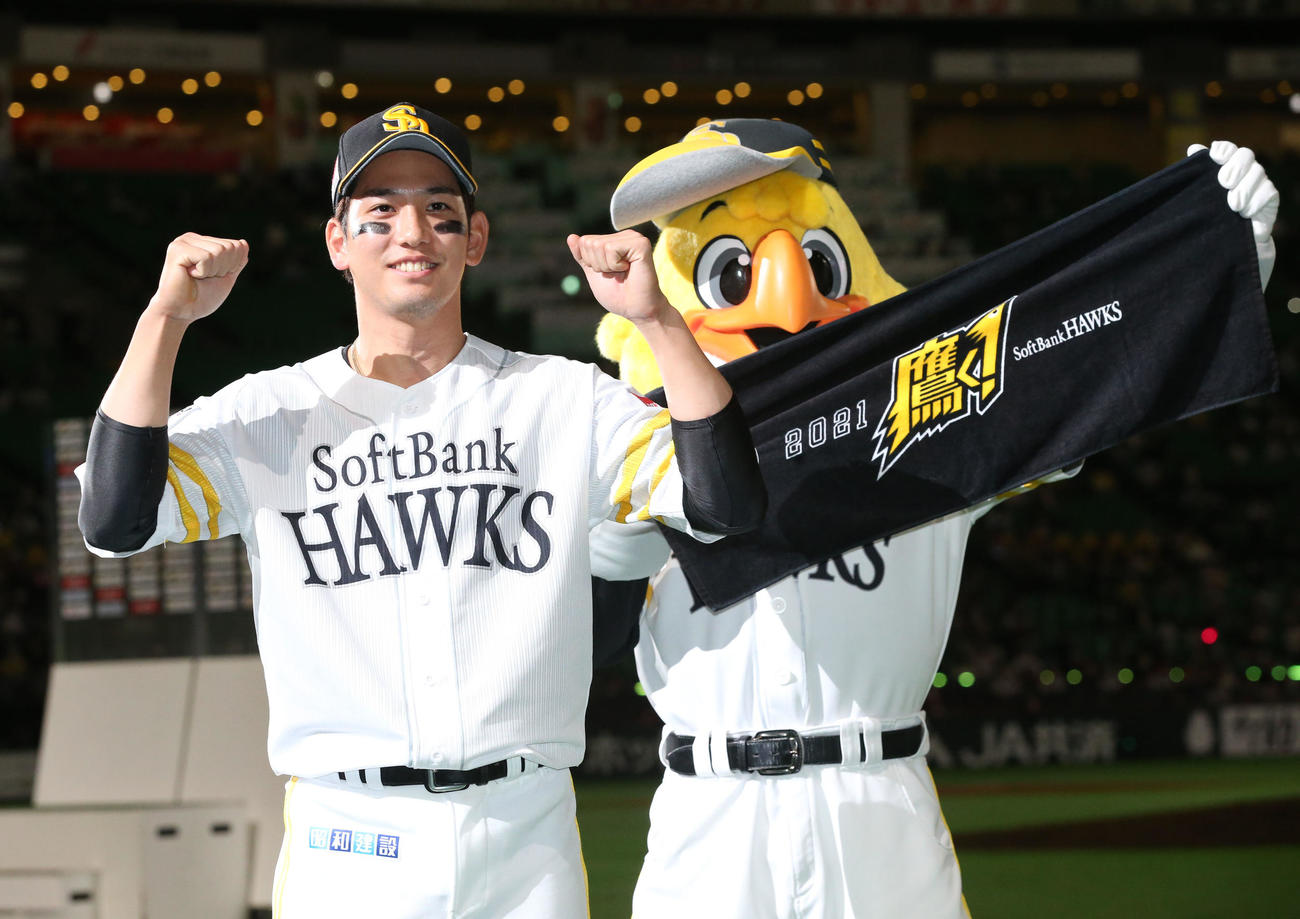 ソフトバンク対オリックス　ヒーローインタビューを終えガッツポーズする栗原（撮影・梅根麻紀）
